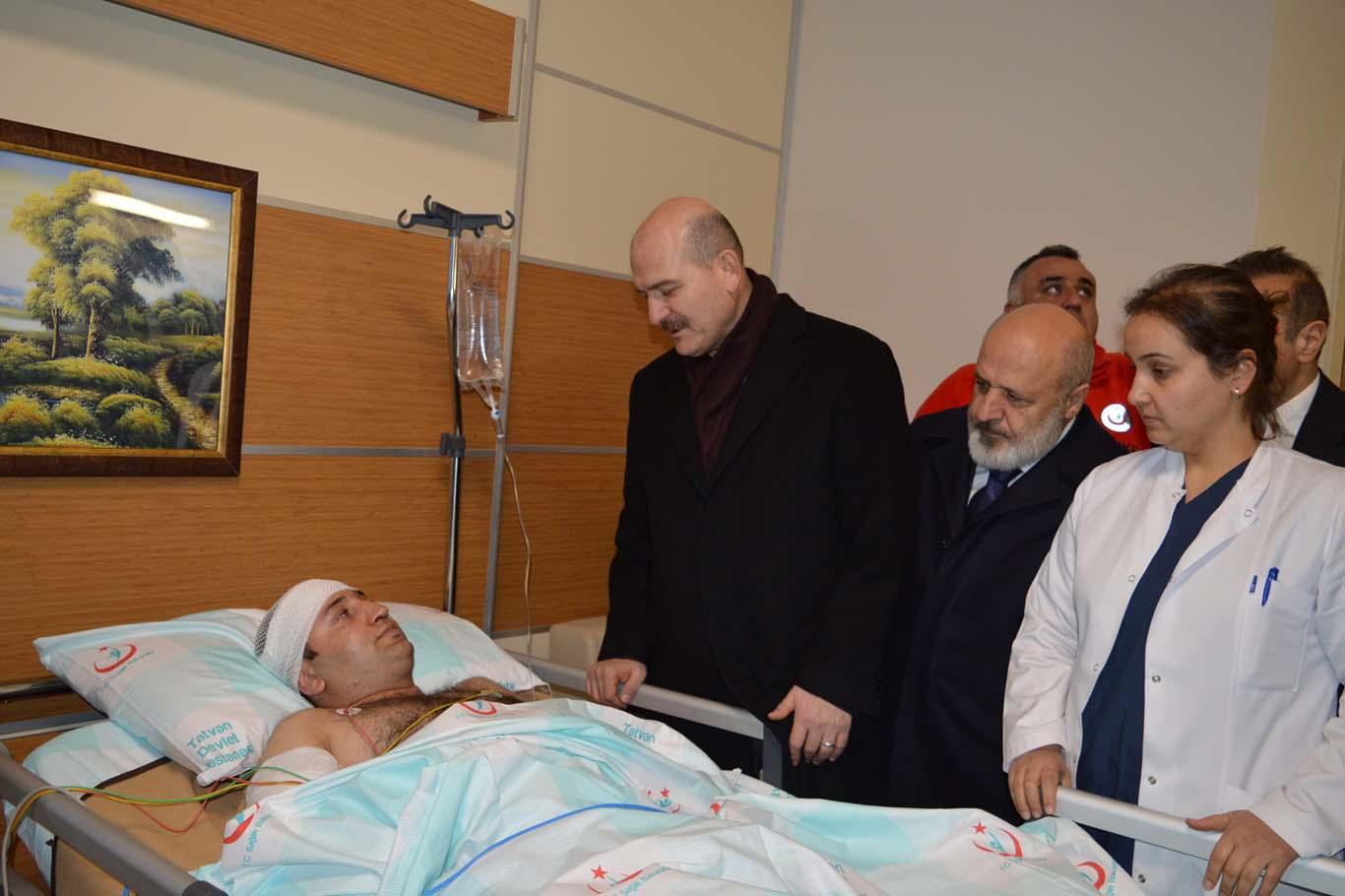 Bakan Soylu yaralı askerleri hastanede ziyaret etti